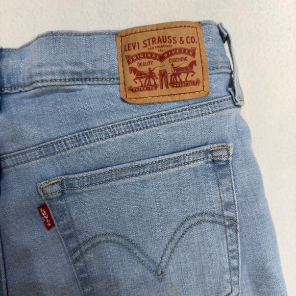Levi’s Boyfriend Light Wash Blue Jeans Size 28x27‎ Zip Fly Tapered Legs Mid Rise - Picture 6 of 13